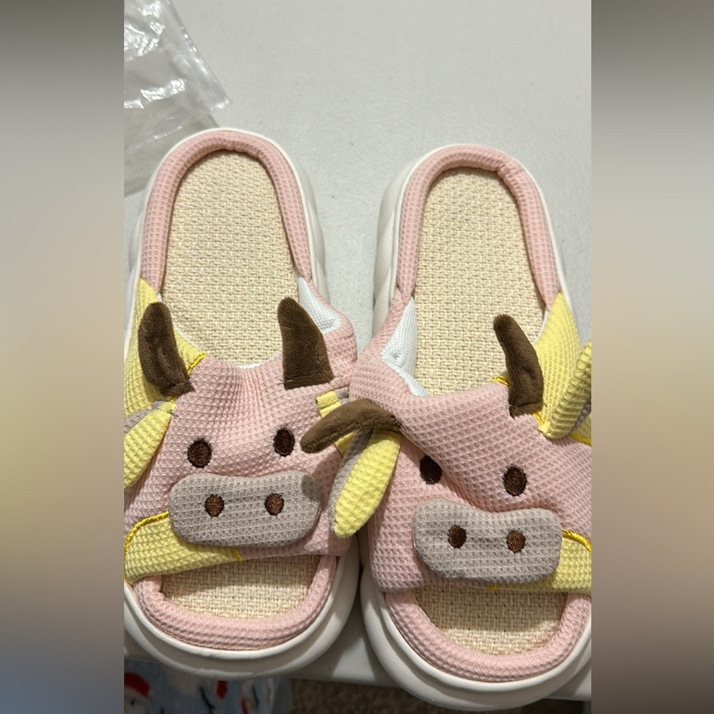Cow size 40-41 cloth slippers pink US size 10